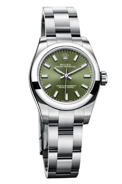 <strong>オイスター パーペチュアル（39mmケース）</strong><br>ケース｜904Lステンレススチール<br>直径｜39mm<br>ムーブメント｜自動巻き（Cal.3130）<br>ストラップ｜904Lステンレススチール<br>防水性｜100ｍ<br>発売時期｜2015年夏予定<br>予価｜54万円（税抜）<br><br/><br/>日本ロレックス<br />Tel. 03-3216-5671<br />http://www.rolex.com/ja<br />