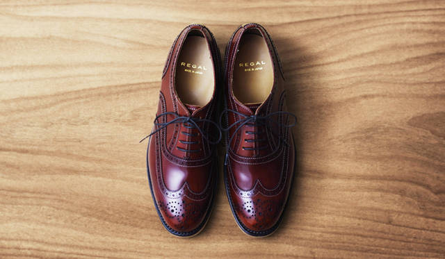 グッドイヤーウェルト製法を使ったウイングチップのモデル。靴の内側には、男性用の肉厚な裏革を用い、高い吸湿性と柔らかな履き心地を実現した。3万8880円