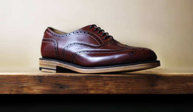 日本人女性の足に合わせたオリジナルの木型を用いることで、美しいフォルムを描く。ソールは、紳士靴に使われるものより、屈曲性に優れたものを採用。