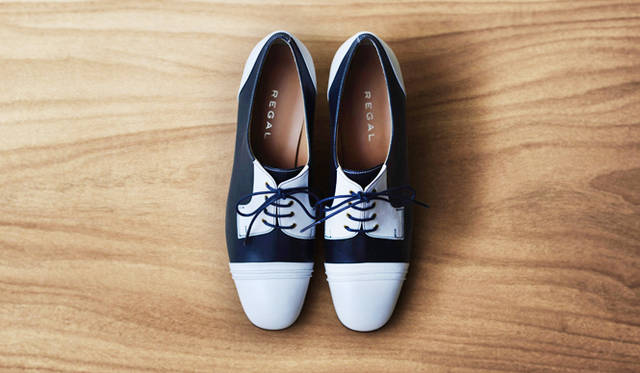 アッパーの色のコンビが新鮮なレースアップシューズ。“手釣り” という製法を用い、職人が木型に合わせて手作業で作るため、美しい仕上がりに。4万2120円