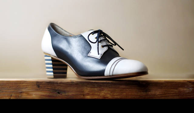 目を引くボーダーのデザインは、二色の革を交互に積み上げてスライスした革を芯材に巻いている