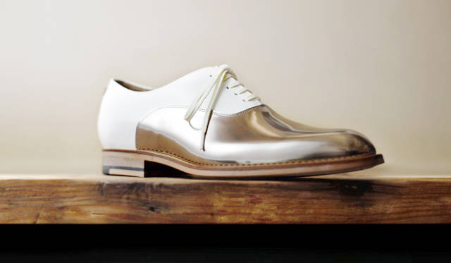 アッパーにメタリックカラーを使ったプレーントゥのモデルは、屈曲性に優れたマッケイ製法を採用。3万240円