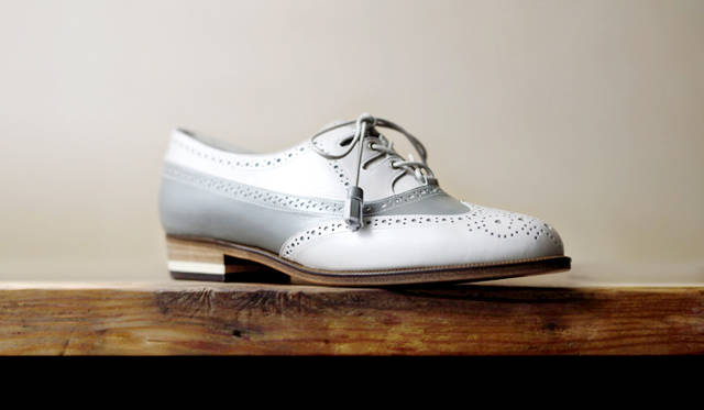 ウィングチップのレディライクなモデル。職人の “手釣り” によって作られた一足は、エレガントな細身のフォルムを描く。4万5360円