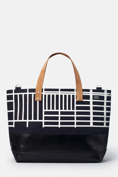 <strong> JACK SPADE × Ian Hundley Collection</strong><br />「HUNDLEY ZIP COAL BAG」（高さ35×幅:大54・小42×マチ17×持ち手43cm）3万240円