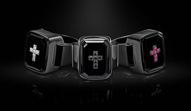 <strong>JUSTIN DAVIS｜ジャスティン デイビス</strong><br />2001年にブランドデビューした際、初めてリリースした「エミネムリング」を用い、今回はブラックを纏った限定モデルに仕上がっている。SRJ100 「LEGACY」 写真左／SV（BLACK FINISH）×ONYX×DIA 8万9640円、中／SV（BLACK FINISH）×ONYX×BLACK DIA 8万5320円、右／SV（BLACK FINISH）×ONYX×RUBY 8万5320円