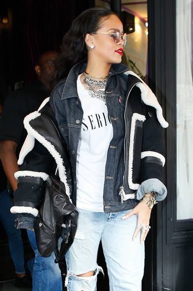 <strong>Rihanna｜リアーナ</strong><br/><br/>パリに現れた歌姫のリアーナ。ダメージデニムに白Teeとジージャンを着こなし、トレンドのデニムでまとめたコーディネイト。オーバーサイズのシアリングジャケットを羽織り、存在感をアピール。手にしたのはブラックレザーの「ガール シャネル」を、ストリートっぽくクラッチバッグとしての持ち方がリアーナ流。<br/><br/>© CHANEL