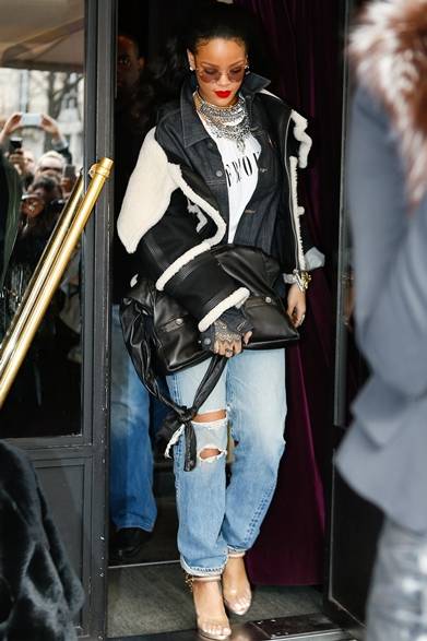 <strong>セレブに学ぶ「GIRL CHANEL」の活用術</strong><br/><br/>シャネルの2015年春夏プレタポルテコレクションに登場した新作バッグ「ガール シャネル」。ブランドの代名詞ともいえる「シャネル ジャケット」をモチーフにし、さまざまなディテールが詰め込んで仕上げた“it”バッグ。ジャケットの美しいデザインを存分に反映し、軽さと実用性を兼ね備えたバッグは、日常に使いやすいアイテムとしてセレブたちのあいだで人気またたく間に。そんな「ガール シャネル」の活用術をおしゃれセレブに学ぼう。<br/><br/>© CHANEL