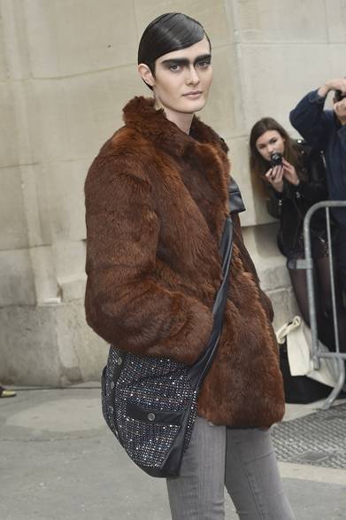 <strong>Sam Rollinson｜サム・ローリンソン</strong><br/><br/>モデルのサム・ローリンソンはマルチカラーの「ガール シャネル」をチョイス。重厚感のあるブラウンのファーコートにグレーのスキニーを着こなし、色糸を織り込んだシャネルツイードのバッグでさりげなくメゾンの世界観を表現した。<br/><br/>© CHANEL