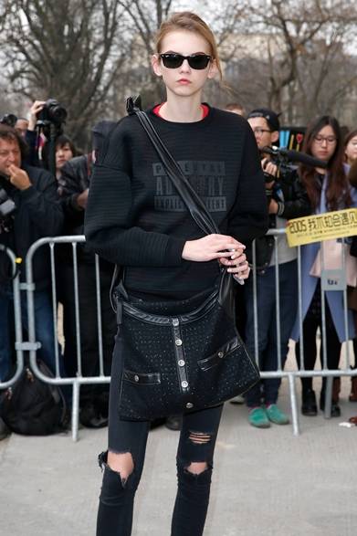 <strong>Molly Blair｜モリー・ブレア</strong><br/><br/>シャネルのショー会場に現れたモデルのモリー・ブレア。シンプルなスウェットシャツとリップドスキニーをコーディネイトし、首元にレッドの差色を加えたエッジなスタイル。肩掛けの「ガール シャネル」でシックな女性らしいツイストをプラス。<br/><br/>© CHANEL