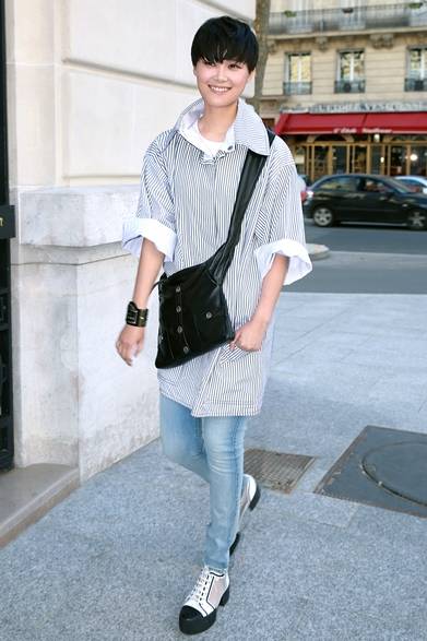 <strong>Chris Lee｜クリス・リー</strong><br/><br/>パリの街角に出現した中国の歌手クリス・リー。オーバーサイズのシャツワンピースにスリムデニムを合わせ、足元はシャネルのレースアップシューズでシャープなアクセントをくわえた。「ガール シャネル」をさらっと斜め掛けにし、清潔感漂うボーイッシュスタイルに仕上げた。<br/><br/>© CHANEL