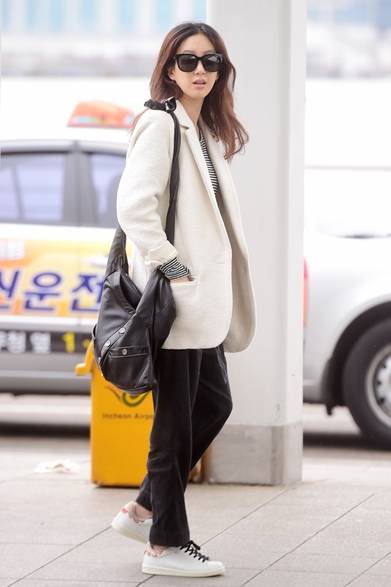 <strong>Ryeowon Jung｜チョン・リョウォン</strong><br/><br/>韓国女優チョン・リョウォンも「ガール シャネル」を愛用している。モノトーンでまとめたオフスタイルに、ブラックの「ガール シャネル」を肩かけして、シンプルで可愛いコーディネイトが完成。<br/><br/>© CHANEL