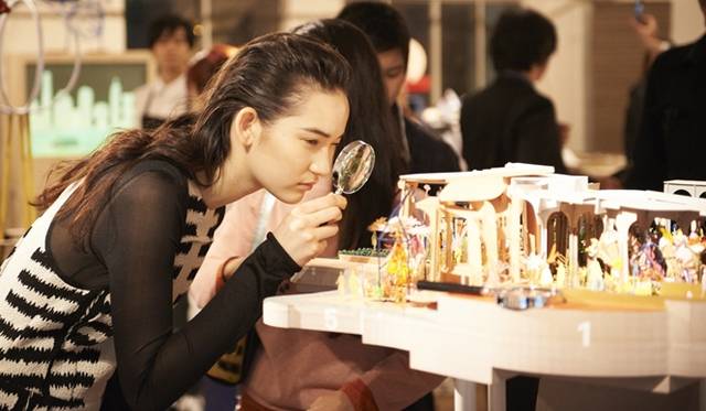 モデルの松岡モナさんが来場