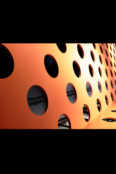 パーティ会場となったベルサール渋谷ガーデンには巨大なオレンジの壁が登場