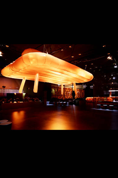 巨大な椅子のモニュメント<br /><br />© Nacása & Partners