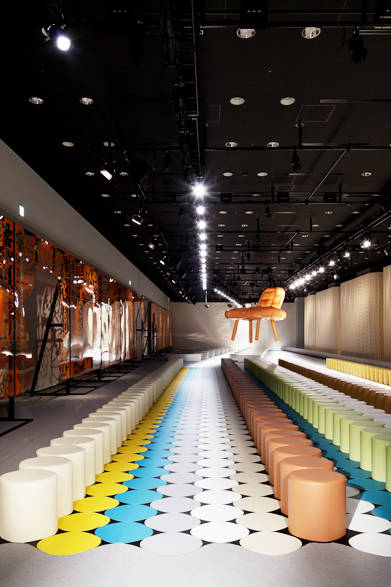 カラフルなコレクション会場<br /><br />© Nacása & Partners