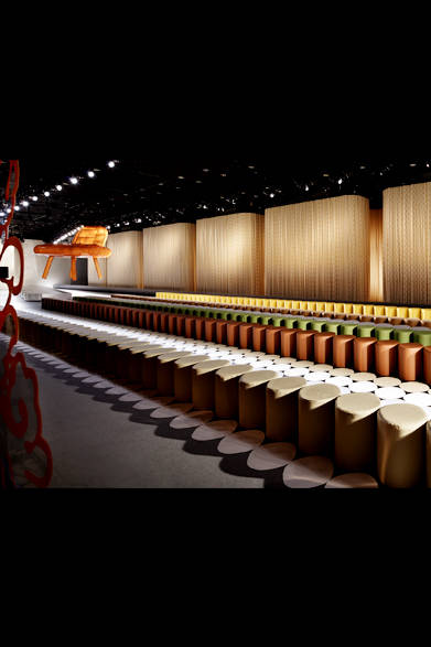 世界中から訪れたゲストのためのシートがずらりと並ぶ<br /><br />© Nacása & Partners