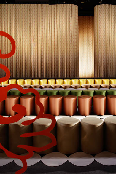 カラフルなショー会場のシート<br /><br />© Nacása & Partners