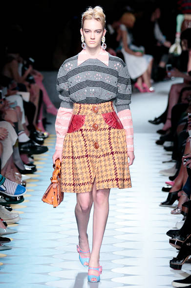 ツイードやニット、シャツなどのミックスコーディネートが目をひく