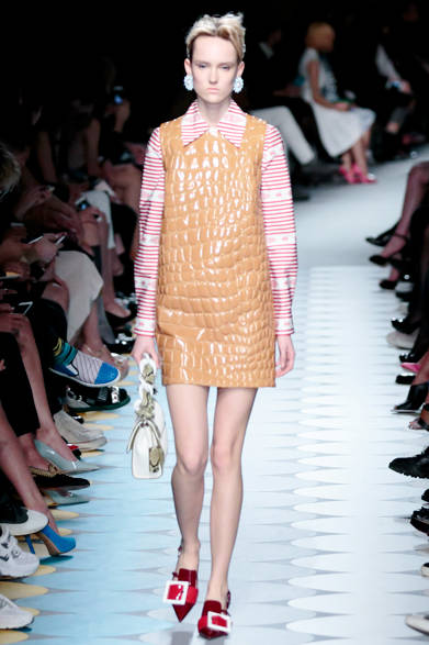 パテントレザーには大きなクロコダイルの型押しが