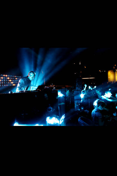 ニコラス・ジャーによるDJパフォーマンス。<br /><br />© Nacása & Partners