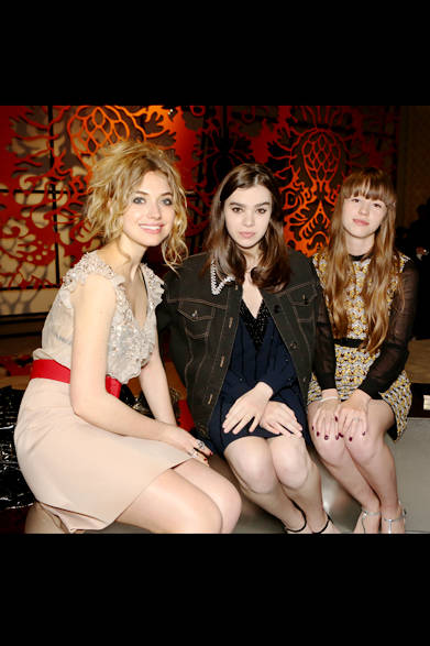 ミュウミュウのキャンペーンを務めたことのあるイモージェン・プーツやヘイリー・スタインフェルド、ミア・ゴスも駆けつけた<br /><br />© Nacása & Partners