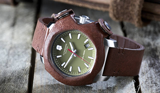 <strong>イノックス リメイド・イン・スイッツァランド</strong><br />ケース｜ステンレススチール＋着脱式ビンテージ・レザー製バンパー<br />直径｜43mm<br />ムーブメント｜クォーツ<br />機能｜日付表示<br />ストラップ｜ビンテージ・レザー（グリーンラバーストラップ付属）<br />防水｜20気圧<br />限定数｜250本<br />価格｜12万9600円<br />