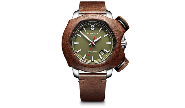 <strong>イノックス リメイド・イン・スイッツァランド</strong><br />ケース｜ステンレススチール＋着脱式ビンテージ・レザー製バンパー<br />直径｜43mm<br />ムーブメント｜クォーツ<br />機能｜日付表示<br />ストラップ｜ビンテージ・レザー（グリーンラバーストラップ付属）<br />防水｜20気圧<br />限定数｜250本<br />価格｜12万9600円<br />