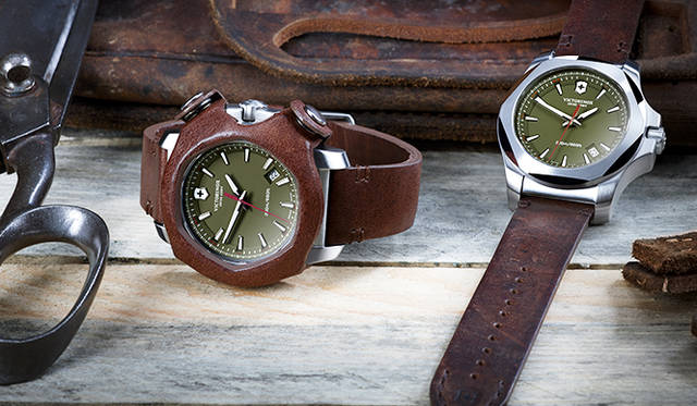 <strong>イノックス リメイド・イン・スイッツァランド</strong><br />ケース｜ステンレススチール＋着脱式ビンテージ・レザー製バンパー<br />直径｜43mm<br />ムーブメント｜クォーツ<br />機能｜日付表示<br />ストラップ｜ビンテージ・レザー（グリーンラバーストラップ付属）<br />防水｜20気圧<br />限定数｜250本<br />価格｜12万9600円<br />