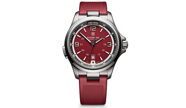 <strong>ナイトビジョン</strong><br />ケース｜ステンレススチール<br />直径｜42mm<br />ムーブメント｜クォーツ<br />機能｜ライト機能（6モード）、日付表示<br />ストラップ｜ラバー<br />防水｜5気圧<br />価格｜9万9360円<br />