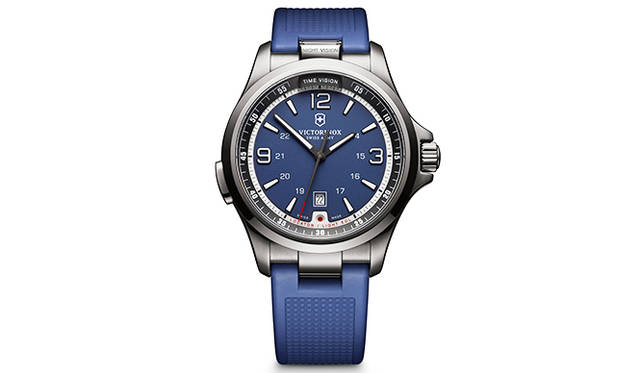 <strong>ナイトビジョン</strong><br />ケース｜ステンレススチール<br />直径｜42mm<br />ムーブメント｜クォーツ<br />機能｜ライト機能（6モード）、日付表示<br />ストラップ｜ラバー<br />防水｜5気圧<br />価格｜9万9360円<br />