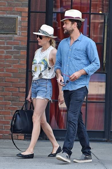 俳優である恋人のジョシュア・ジャクソンとデート中のダイアン・クルーガーをパパラッチ。ファンキーなタンクトップにショートデニムを合わせた真夏の休日スタイル。ボスのレザーバッグを取り入れ、カジュアルなコーディネイトを引きしめた。恋人と揃ってパナマハットをかぶり、軽快なペアルックを見せてくれた。