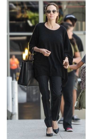 ロサンゼルス国際空港で女優のアンジェリーナ・ジョリーをキャッチ。緩やかなトップスに、大人カジュアルの定番アイテムであるテーパードパンツで構成されたフライトスタイル。ジョルジオ アルマーニのアイコンバッグと大ぶりのサングラスなど、上質な小物使いがオールブラックのコーディネイトにラグジュアリーな雰囲気をプラス。Credit: Gonzalo Bauer 