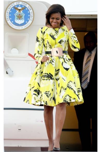 ファーストレディとして初来日し、羽田空港に到着する米大統領夫人ミシェル・オバマ。鮮やかなプリントをほどこされたケンゾーのサテンドレスを着こなし、ヴィヴィッドイエローと美しいシルエットで圧倒的な存在感を放った。ウエストにはメタリックプレートをモチーフにしたベルトを加え、モードなアクセントに。足元はジミー・チュウのポインテッドトウ・パンプスをチョイスした。</br></br>Getty Images