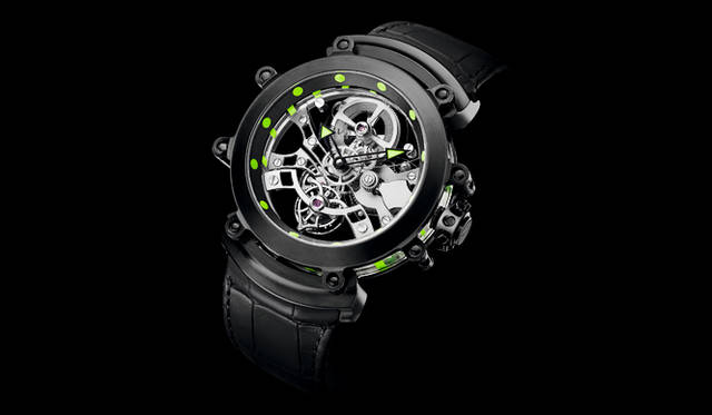 <strong>サファイア ウルトラネロ トゥールビヨン</strong><br />ケース｜ブラックDLC（ダイヤモンドライクカーボン）加工チタン＆サファイアクリスタル<br />直径｜53mm<br />厚さ｜14.89mm<br />ムーブメント｜手巻き（GG8000）<br />機能｜トゥールビヨン<br />ストラップ｜アリゲーター<br />防水性｜3気圧<br />限定本数｜30本（受注生産）<br />予価｜2420万円（税抜）<br /><br />ブルガリ ジャパン<br />Tel.03-6362-0100<br />http://www.bulgari.com/ja-jp