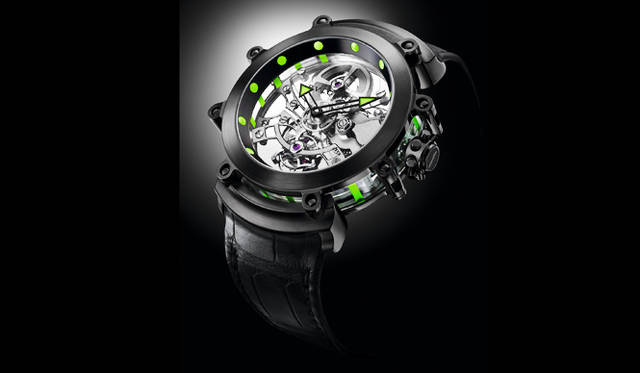 <strong>サファイア ウルトラネロ トゥールビヨン</strong><br />ケース｜ブラックDLC（ダイヤモンドライクカーボン）加工チタン＆サファイアクリスタル<br />直径｜53mm<br />厚さ｜14.89mm<br />ムーブメント｜手巻き（GG8000）<br />機能｜トゥールビヨン<br />ストラップ｜アリゲーター<br />防水性｜3気圧<br />限定本数｜30本（受注生産）<br />予価｜2420万円（税抜）<br /><br />ブルガリ ジャパン<br />Tel.03-6362-0100<br />http://www.bulgari.com/ja-jp