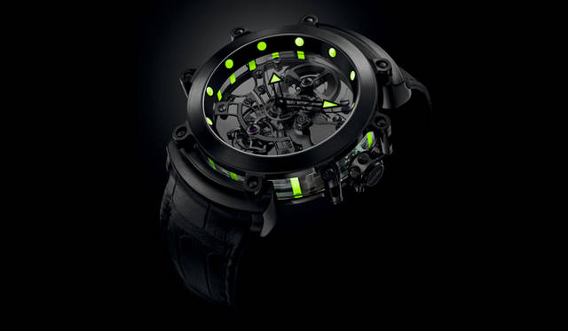 <strong>サファイア ウルトラネロ トゥールビヨン</strong><br />ケース｜ブラックDLC（ダイヤモンドライクカーボン）加工チタン＆サファイアクリスタル<br />直径｜53mm<br />厚さ｜14.89mm<br />ムーブメント｜手巻き（GG8000）<br />機能｜トゥールビヨン<br />ストラップ｜アリゲーター<br />防水性｜3気圧<br />限定本数｜30本（受注生産）<br />予価｜2420万円（税抜）<br /><br />ブルガリ ジャパン<br />Tel.03-6362-0100<br />http://www.bulgari.com/ja-jp