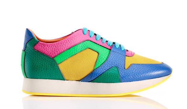 SNEAKERS FOR SPRING 異なる質感のグレイニーレザーとメッシュで仕上げた、バーバリーの最新スニーカー。鮮やかなカラーブロックで配色したグラフィカルな曲線が抜群の存在感を演出。足もとにヴィヴィッドなアクセントを取り入れ、春らしいスタイルを楽しみたい。</br><br>スニーカー8万2080円 バーバリー・ジャパン Tel.  0066-33-812819