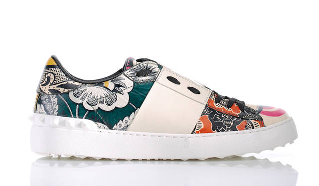 SNEAKERS FOR SPRING ヴァレンティノ ガラヴァーニの「オープンスニーカー」から新作が誕生。オリエンタルな花柄をカーフスキンに型押しし、コントラストカラーのバンドがセンターに配置したユニークなデザインだ。ラバーソールはホワイトスタッズでカスタマイズされ、エッジの効いたディテールが目を引く。</br></br>スニーカー10万9080円 ヴァレンティノ インフォメーションデスク Tel. 03-6384-3512