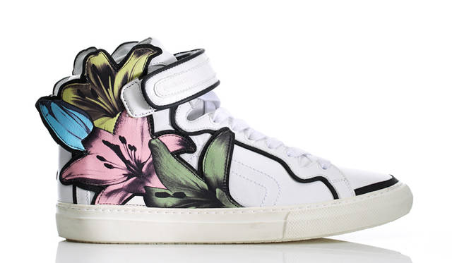 SNEAKERS FOR SPRING 昨年から継続してヒットトレンドとなるフラワープリント。ピエール アルディは色付けされたユリの写真を大胆に取り入れ、レザーのハイカットスニーカーを生み出した。パステルカラーのユリと葉が、スニーカー本体からはみ出しそうに書かれた植物の“生きる力”をたっぷり表現。躍動的な立体感をもつ一足は日々のコーディネイトを美しく彩ってくれそう。</br></br>スニーカー11万2320円 ※世界500足限定 ピエール アルディ/ステディ スタディ Tel.  03-5469-7110