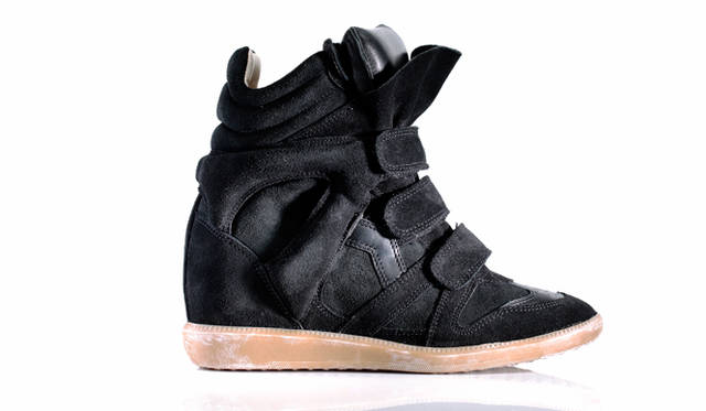 SNEAKERS FOR SPRING 洗練、女性らしさ、実用性をコンセプトにパリでスタートしたイザベル マラン。ブランドの最もアイコニックなアイテムであるインヒール スニーカーをピックアップ。ブラックのスエードで包んだボディに、クッション仕様のタンと太めのベルクロテープ。エフォートレスシックを主張しながら、力強いフレンチ女性のスピリットを凝縮した一品となる。</br></br>スニーカー8万2080円 イザベル マラン Tel.  03−5772−0412