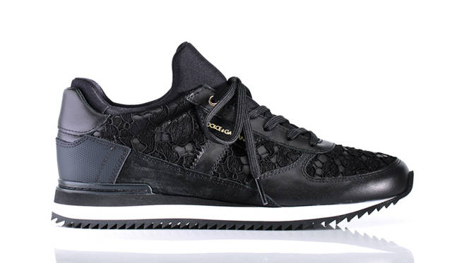 SNEAKERS FOR SPRING 異素材のレースとカーフレザーのミックスで仕上げた、ドルチェ&ガッバーナのモードな一足。サイドに「Dolce&Gabbana」ゴールドのプレートが華やかなアクセントに。クールな存在感でありながら、オールブラックのレースが女性らしく、魅惑的なオーラを放つ。</br></br>スニーカー8万9640円 ドルチェ&ガッバーナ/ドルチェ&ガッバーナ ジャパン  Tel. 03-6419-2220