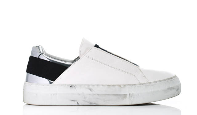 SNEAKERS FOR SPRING ヘルムート ラングより初のスニーカーが誕生。ブランドが提案する洗練されたアーバンな世界観をミニマルなデザインに落とし込み、軽快でクリーンなシルエットをもつ一足となる。アッパーは上質なホワイトレザーを使用し、フェイクレース、かかとのブラックストラップとメタリックな異素材の使用がモードなアクセントに。</br></br>スニーカー 4万8600円 リンク・セオリー・ジャパン Tel. 03-6865-0206