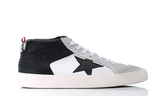 SNEAKERS FOR SPRING イタリア・ヴェネツィア発のニュークラシックブランド「ゴールデングース デラックス ブランド」。ブランドの人気アイテムであるスニーカーは“オールハンドメイド”であり、ソール部分の接着を、ドレスシューズのように職人が手巻きで仕上げている。GGDBのスニーカーといえば、ユーズド加工がほどこしたものがアイコン的だが、今回紹介する定番モデル、BLACK&WHITE EDITIONの「MID STAR」はエレガントな表情。また、ウィメンズシューズは少しソールが厚く、傾斜になっているため、インソール効果が期待できる。</br></br>スニーカー6万480円 ゴールデン グース デラックス ブランド/ゴールデン グース デラックス ブランド 青山 Tel. 03−3486−8860