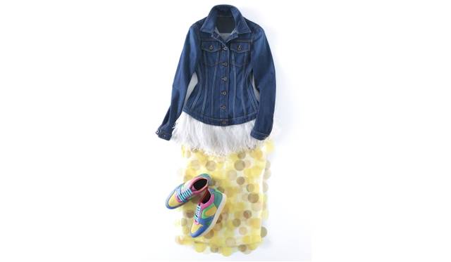 SNEAKERS FOR SPRING デニムジャケット41万400円、スカート49万6800円(ともにバーバリー プローサム/バーバリー・ジャパン Tel. 0066-33-812819)、スニーカー8万2080円(バーバリー/バーバリー・ジャパン Tel.  0066-33-812819)