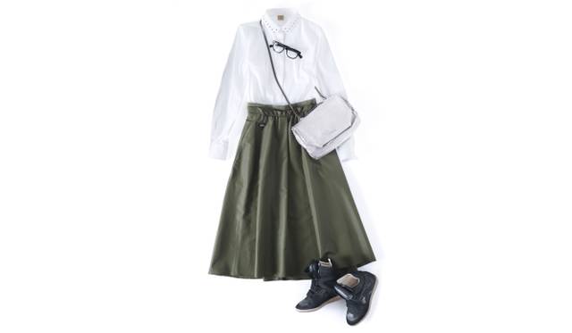 04 ブラウス4万2120円(フェイ/サン・フレール Tel.  03-3265-0251)、スカート7万4520円、バッグ12万2040円(ともにドロシー シューマッハ/サン・フレール Tel. 03-3265-0251)、メガネ4万1040円(ディータ/オブジェ・イースト  Tel. 03-3538-3456)スニーカー8万2080円(イザベル マラン Tel.  03−5772−0412)