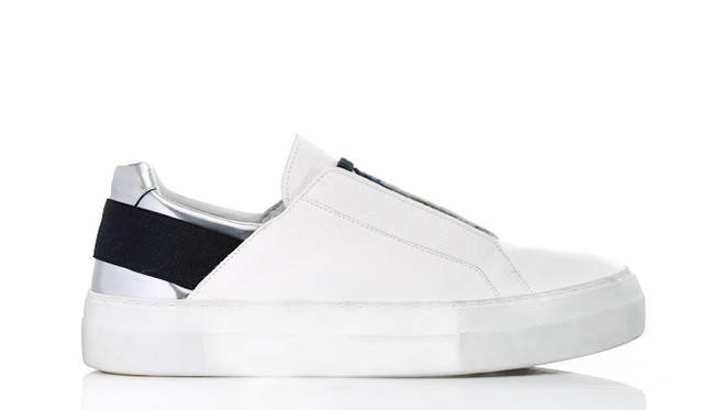 SNEAKERS FOR SPRING ヘルムート ラングより初のスニーカーが誕生。ブランドが提案する洗練されたアーバンな世界観をミニマルなデザインに落とし込んだ。アッパーは上質なホワイトレザーを使用し、かかとのブラックストラップとメタリックな異素材の使用がモードなアクセントに。軽快でクリーンなシルエットをもつ一足だ。</br></br>スニーカー4万8600円 リンク・セオリー・ジャパン Tel.  03-6865-0206