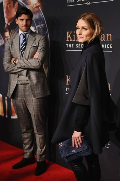 ニューヨークでおこなわれた映画『Kingsman: The Secret Service』のプレミアに、オリヴィア・パレルモと旦那のヨハネス・ヒューブルが一緒に登場した。ブラックのケープにレザーのスキニーを合わせて、エッジの効いたモードスタイルに。コーディネイトしたのはロジェ ヴィヴィエの「プリズミック ミニ」バッグ。グラフィックなデザインが特徴とする定番コレクション「プリズミック」は、ロジェ・ヴィヴィエ氏が80年代に考案したデザインよりインスパイアされたという。