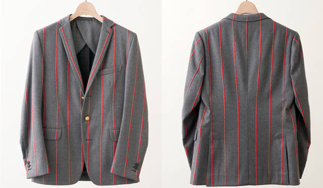 完成したコラボレーションジャケット。広めに間隔をとった赤いストライプとスマートなシルエットが相まって、個性的でいてシックに使える一着となった。このジャケットは、“遊びゴコロある着崩しを楽しむファッショングルマン（服道楽）の店” をテーマに、南青山で4月25日（土）にオープンするショップ「L’ECHOPPE」にて、受注販売される