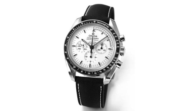 <strong>スピードマスター アポロ13号 45周年記念 スヌーピー アワード</strong><br>ケース｜ステンレススチール＋ブラックセラミックベゼル<br />直径｜42mm<br />ムーブメント｜手巻き（Cal.1861）<br />機能｜クロノグラフ（30分積算計、12時間積算計）<br />ストラップ｜コーデットナイロン<br />防水性｜50ｍ<br />限定数｜世界限定1970本<br />発売時期｜10月予定<br />予価｜71万円（税抜）