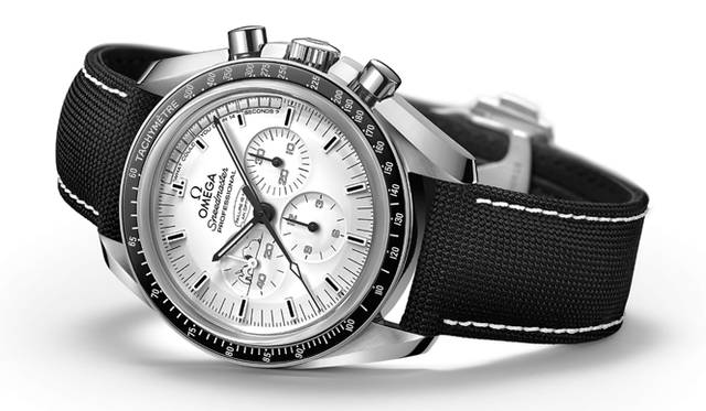 <strong>スピードマスター アポロ13号 45周年記念 スヌーピー アワード</strong><br>ケース｜ステンレススチール＋ブラックセラミックベゼル<br />直径｜42mm<br />ムーブメント｜手巻き（Cal.1861）<br />機能｜クロノグラフ（30分積算計、12時間積算計）<br />ストラップ｜コーデットナイロン<br />防水性｜50ｍ<br />限定数｜世界限定1970本<br />発売時期｜10月予定<br />予価｜71万円（税抜）